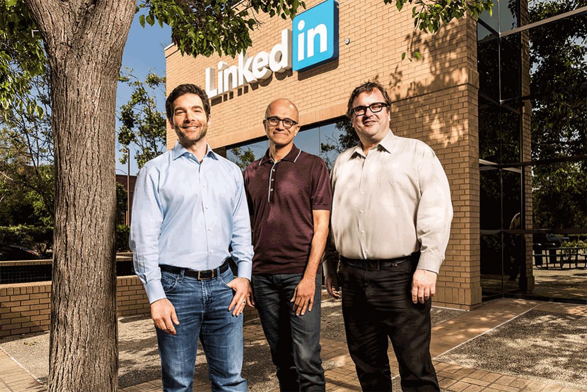 LE PDG de Microsoft Satya Nadella encadré par le CEO de LinkedIn Jeff Weiner et son fondateur Reid Hoffman.