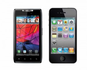 Le Motorola Razr contre l'Apple iPhone 4S. Le Motorola Razr contre l'Apple iPhone 4S.