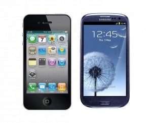 Un iPhone 4 et un Galaxy SIII. Un iPhone 4 et un Galaxy SIII.