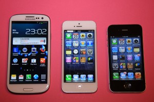 L'iPhone 5 encadré par le superphone Samsung Galaxy SIII et l'ordinaire iPhone 4.