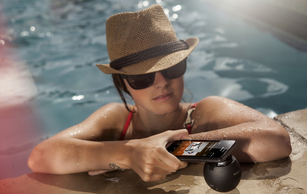 Les smartphones s'utilisent jusque dans les piscines avec Sony... Les smartphones s'utilisent jusque dans les piscines avec Sony...