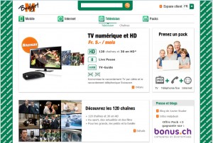 Le boîtier de la M-Budget TV est visible à gauche.