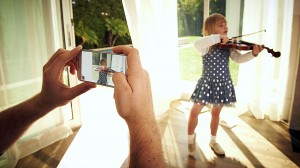 Le Samsung Galaxy S4 arrive samedi 27 avril en Suisse. Le Samsung Galaxy S4 arrive samedi 27 avril en Suisse.