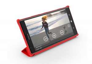 Le Nokia Lumia 1520: son écran Full HD de 6 pouces et son étui.