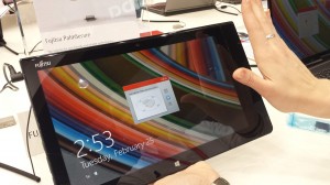 Fujitsu propose l'authentification par la paume et les veines de la main sur une tablette. Fujitsu propose l'authentification par la paume et les veines de la main sur une tablette.