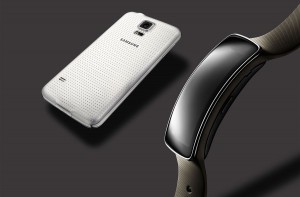 Le Gear Fit avec le Samsung Galaxy S5. Le Gear Fit avec le Samsung Galaxy S5.