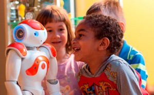 Le robot Nao mesure environ 60 centimètres.