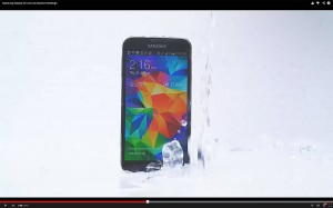 Ice Bucket Challenge: le Samsung Galaxy S5 peut jouer la carte de la décontraction... Ice Bucket Challenge: le Samsung Galaxy S5 peut jouer la carte de la décontraction...
