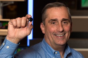 Sans cravate, le CEO d'Intel Brian Krzanich présente le module Curie. Sans cravate, le CEO d'Intel Brian Krzanich présente le module Curie.