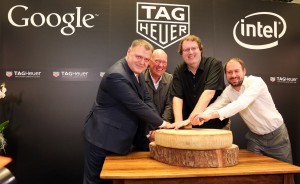 Jean-Claude Biver, PDG de TAG Heuer, en compagnie de pontes d'Intel et de Google. Jean-Claude Biver, PDG de TAG Heuer, en compagnie de pontes d'Intel et de Google.
