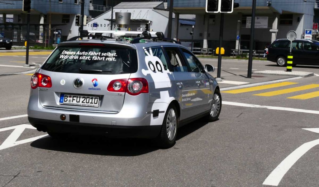 La voiture d'Autonomos Labs avec un autocollant Swisscom.