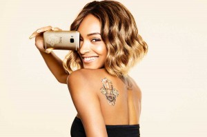 Jourdan Dunn avec le HTC One M9 Ink. Jourdan Dunn avec le HTC One M9 Ink.