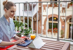 Le Logitech K380 se combine notamment avec l'iPad ou une tablette Samsung Galaxy. Le Logitech K380 se combine notamment avec l'iPad ou une tablette Samsung Galaxy.