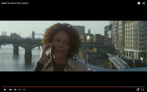 Naomie Harris joue Moneypenny pour faire la promo de l'Xperia Z5. Naomie Harris joue Moneypenny pour faire la promo de l'Xperia Z5.