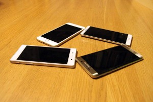 Le Sony Xperia Z5, l’Apple iPhone 6S Plus, le Samsung Galaxy Edge 6S+ et le Huawei Mate S. Le Sony Xperia Z5, l’Apple iPhone 6S Plus, le Samsung Galaxy Edge 6S+ et le Huawei Mate S.