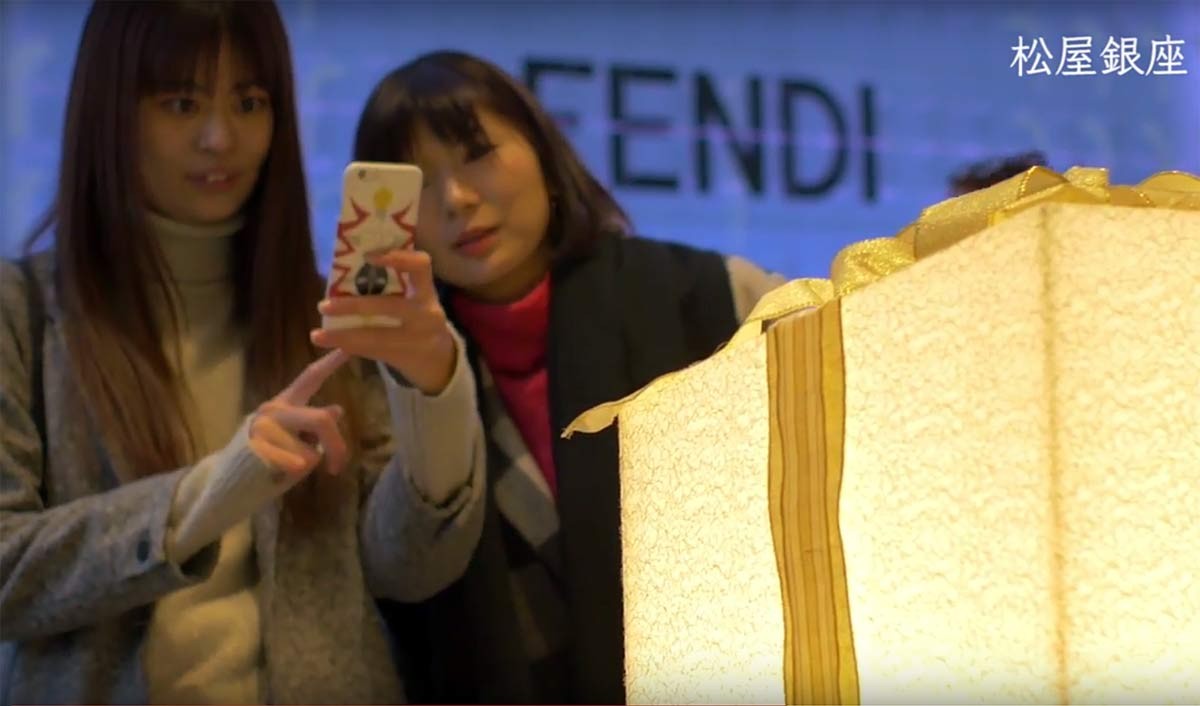 Ce cadeau envoie des informations aux smartphone par la lumière qu'il émet...