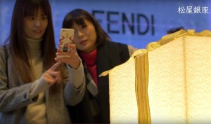 Ce cadeau envoie des informations aux smartphone par la lumière qu'il émet... Ce cadeau envoie des informations aux smartphone par la lumière qu'il émet...