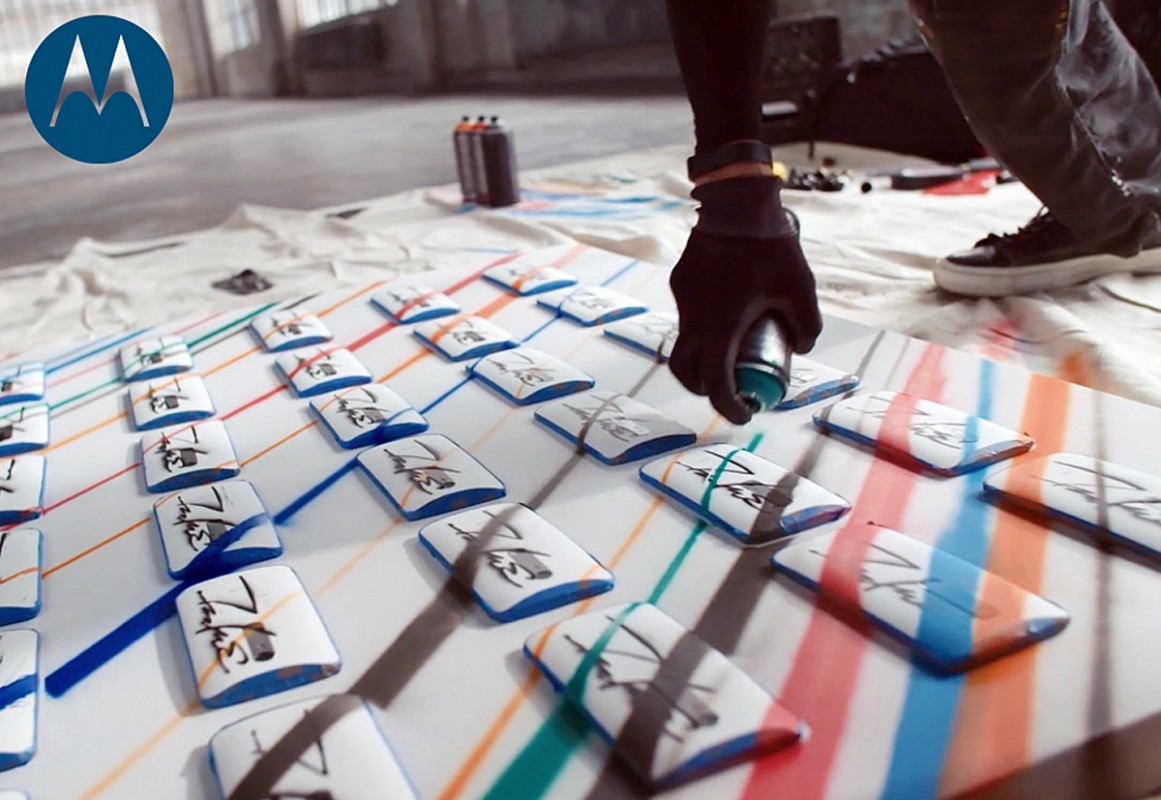 Des Moto X Pure pour des graffitis de Futura.