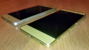 Sony Xperia XA (devant) et Sony Xperia X performance. Sony Xperia XA (devant) et Sony Xperia X performance.