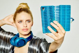 Un casque Sony sans fil associé à un étui pour smartphone. Un casque Sony sans fil associé à un étui pour smartphone.