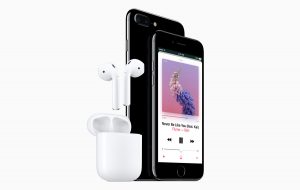 L'Apple iPhone 7 jetblack et les AirPods.