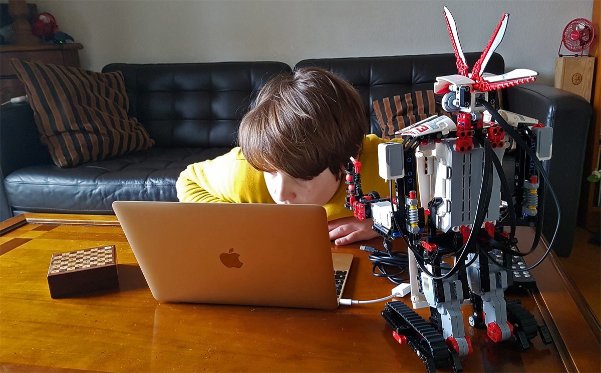 Aurélien programme son robot Mindstorm EV3 bourré de capteurs... Aurélien programme son robot Mindstorm EV3 bourré de capteurs...