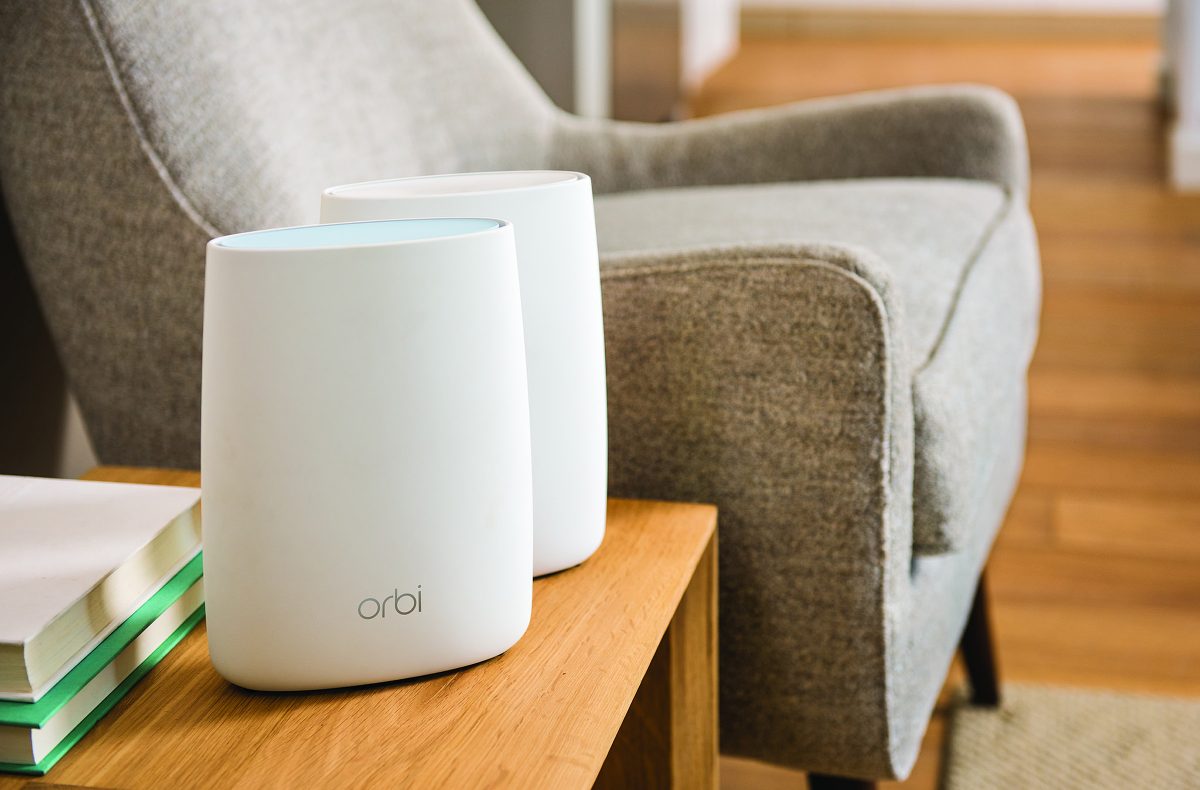 La base et le satellite Netgear Orbi disposent d'une connectique USB2.0 et jusqu'à quatre prises RJ45 chacun. La base et le satellite Netgear Orbi disposent d'une connectique USB2.0 et jusqu'à quatre prises RJ45 chacun.