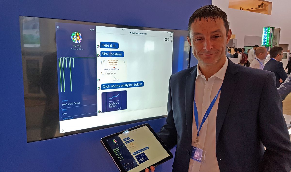 Une démo de l'assistant Mika sur le stand de Nokia au MWC 2017 de Barcelone.
