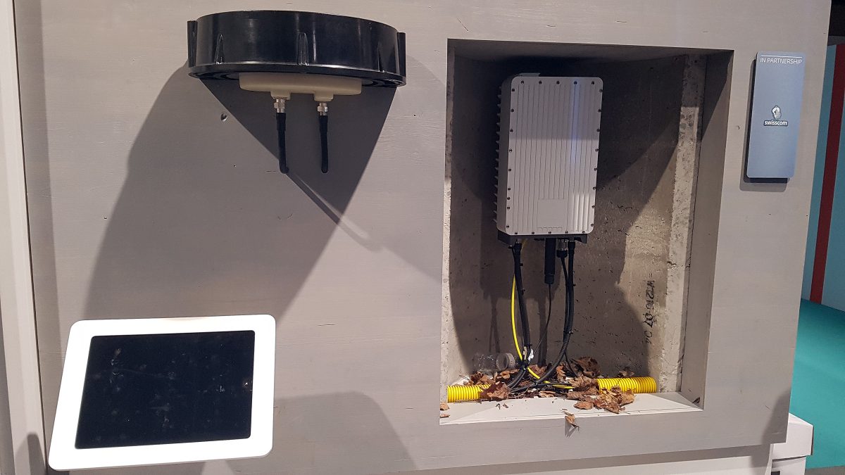 A gauche, l'antenne qui affleure la surface du trottoir et à droite le module radio étanche. A gauche, l'antenne qui affleure la surface du trottoir et à droite le module radio étanche.