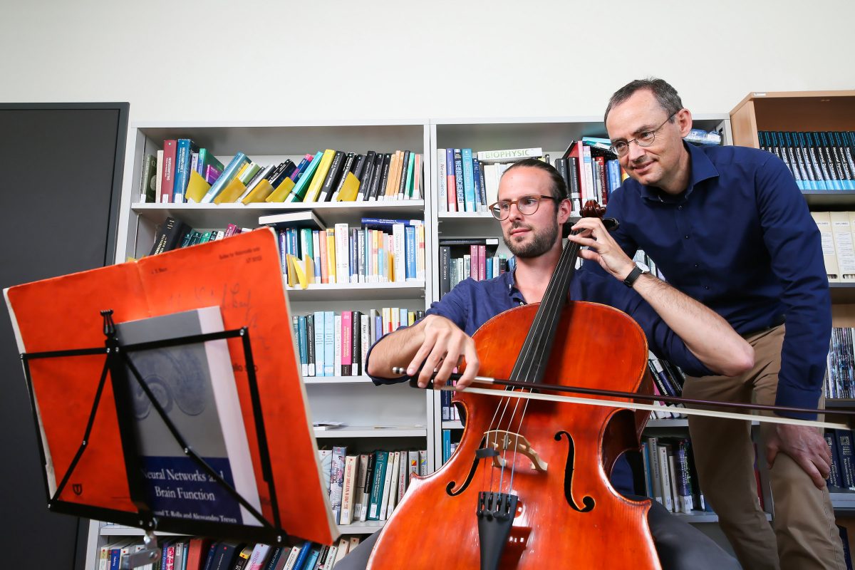 Selon les chercheurs de l’EPFL Florian Colombo et Wulfram Gerstner, le projet est encore à un stade préliminaire puisqu’il ne compose aujourd’hui que pour une seule voix. Selon les chercheurs de l’EPFL Florian Colombo et Wulfram Gerstner, le projet est encore à un stade préliminaire puisqu’il ne compose aujourd’hui que pour une seule voix.