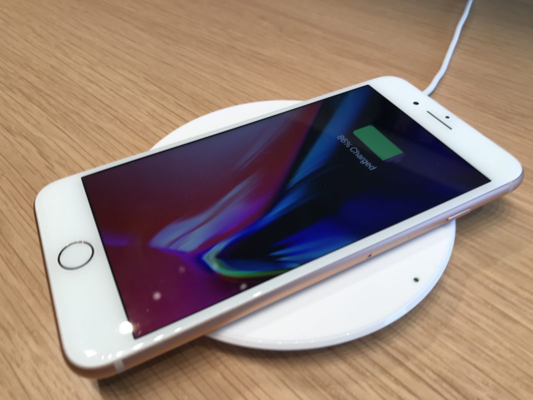 Les nouveaux iPhone 8 et iPhone 8 Plus se rechargent sans fil. Les nouveaux iPhone 8 et iPhone 8 Plus se rechargent sans fil.