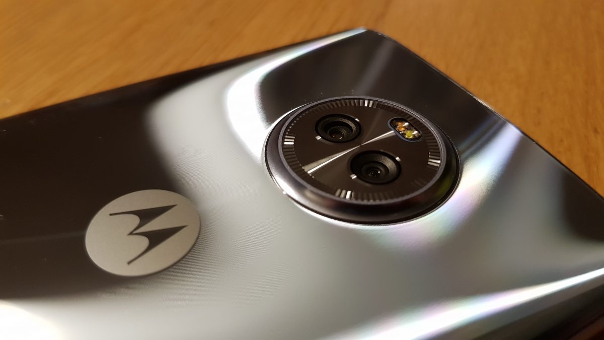 Lenovo Moto X4.