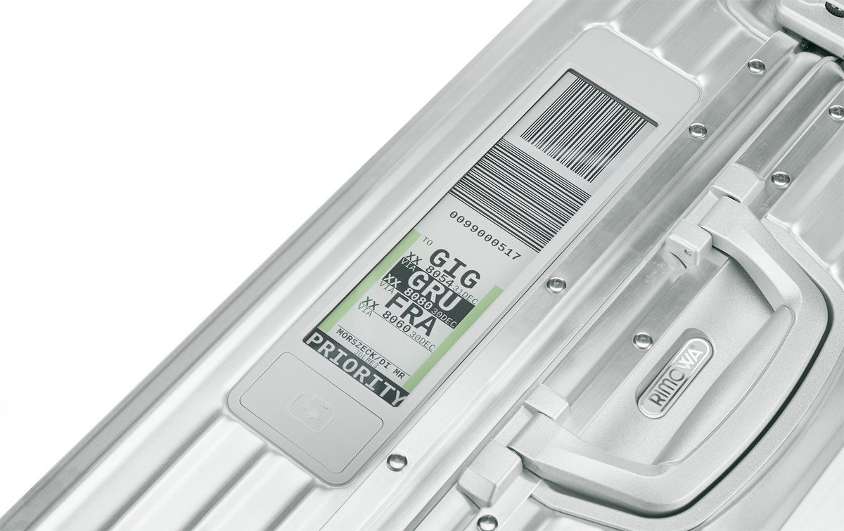Voyage en avion: Le Rimowa Electronic Tag remplace l’étiquette papier traditionnelle. Voyage en avion: Le Rimowa Electronic Tag remplace l’étiquette papier traditionnelle.