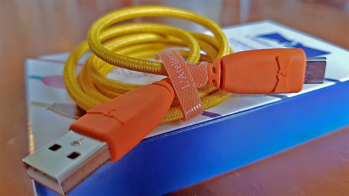 Un câble USB-USB-C adapté à un ancien chargeur Nokia orange jadis livré avec une connectique de type micro-USB. Un câble USB-USB-C adapté à un ancien chargeur Nokia orange jadis livré avec une connectique de type micro-USB.