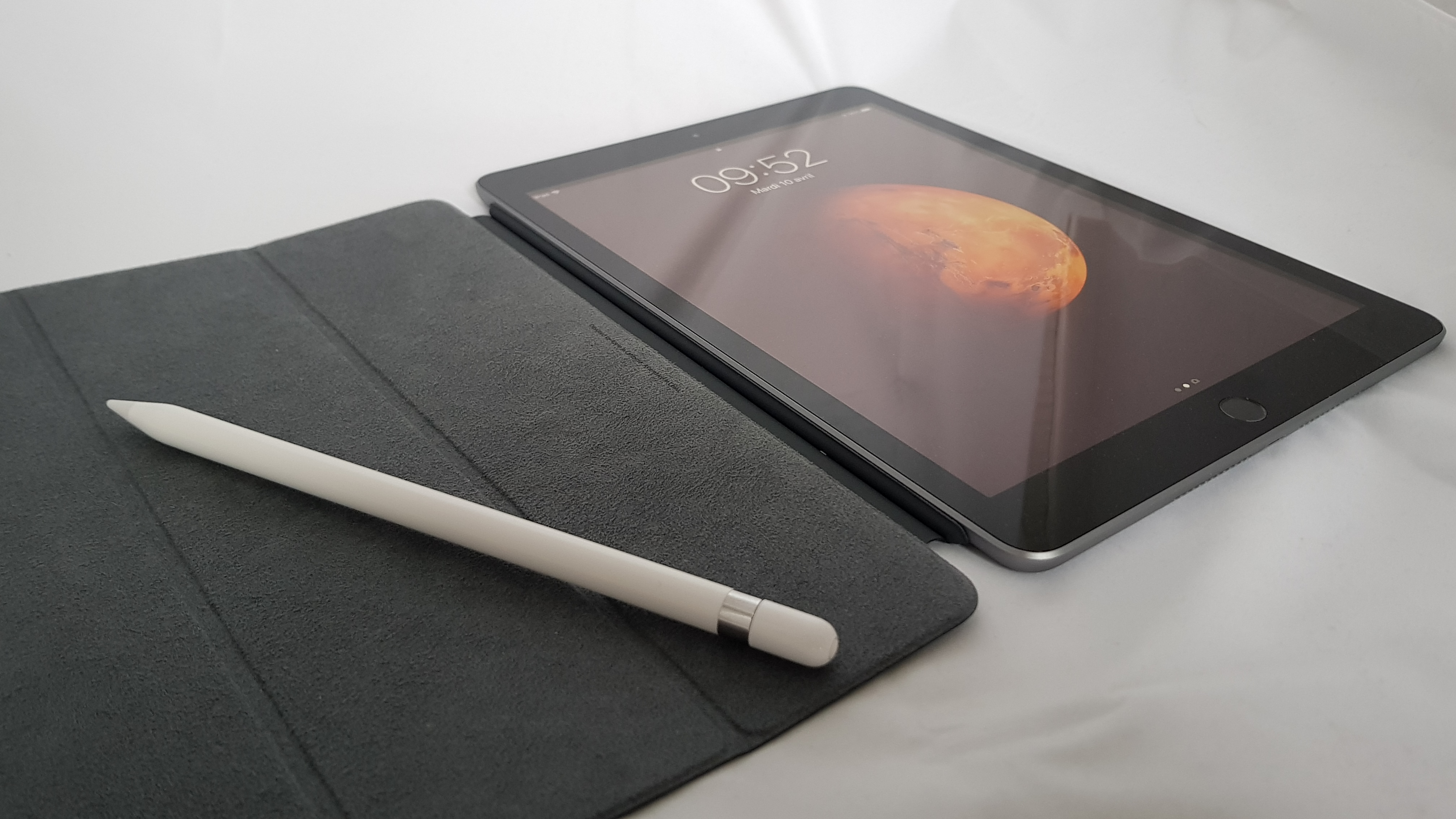 Le nouvel iPad, 6e du nom, avec l’Apple Pencil.