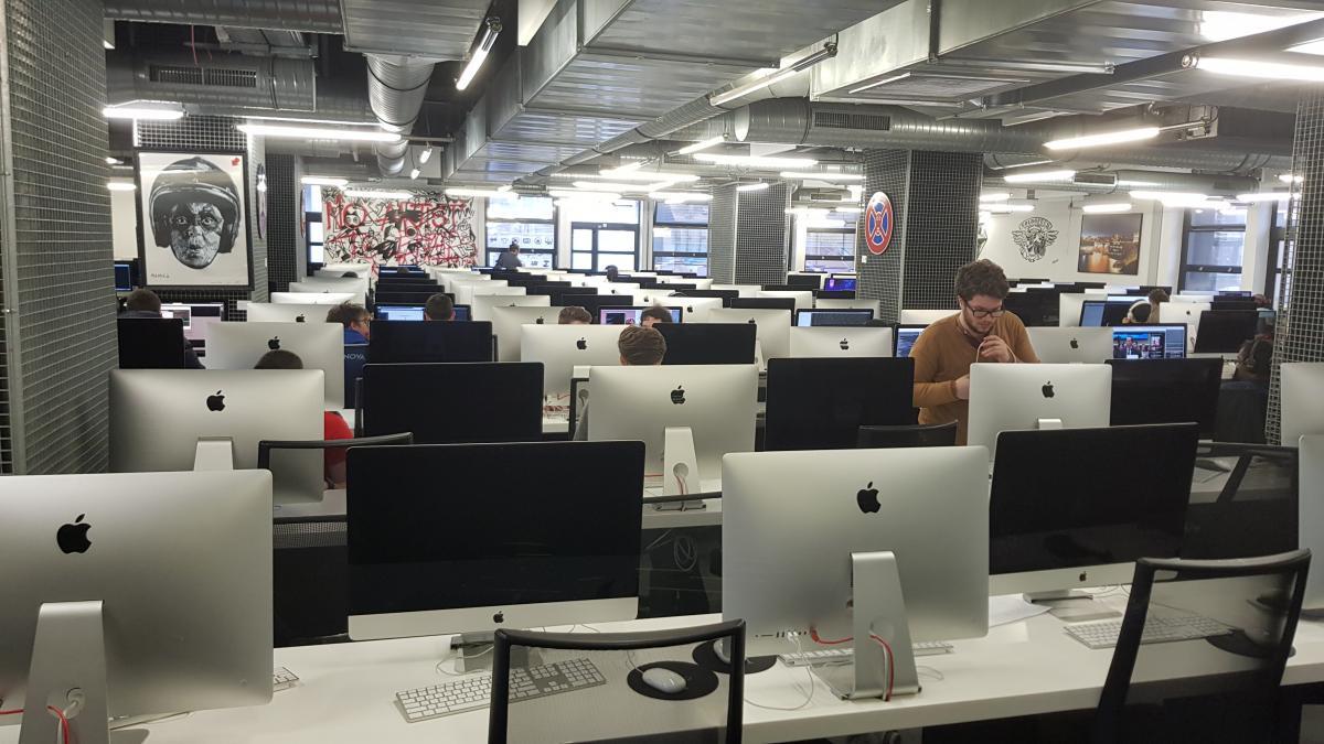 Ecole 42 à Paris: une des trois salles de travail équipées de quelque 330 ordinateurs... Ecole 42 à Paris: une des trois salles de travail équipées de quelque 330 ordinateurs...
