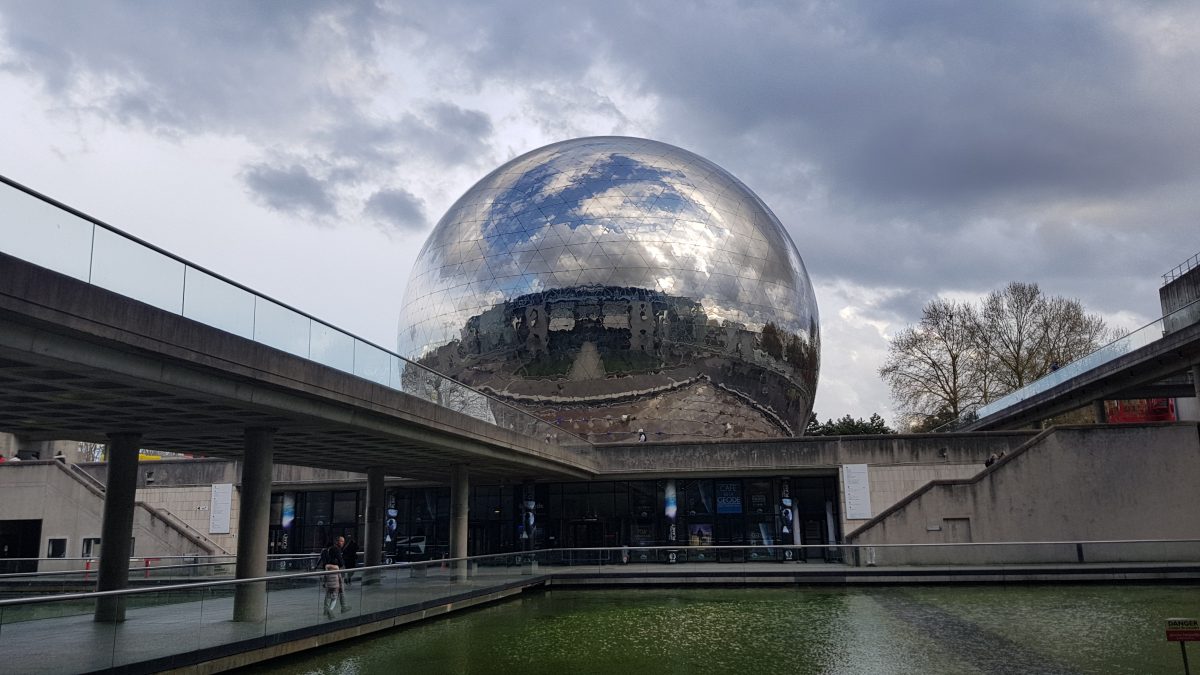 La Géode à la Cité des sciences et de l'industrie de Paris. La Géode à la Cité des sciences et de l'industrie de Paris.