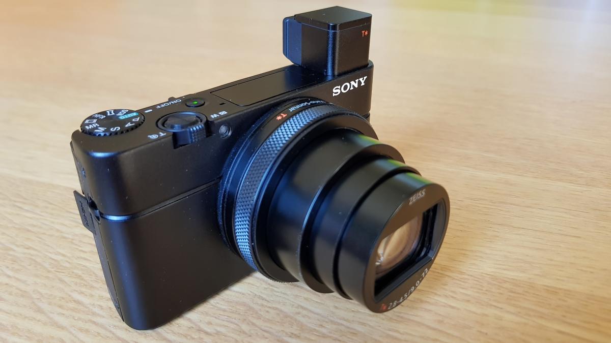 Le Sony RX100 VI et son viseur électronique.