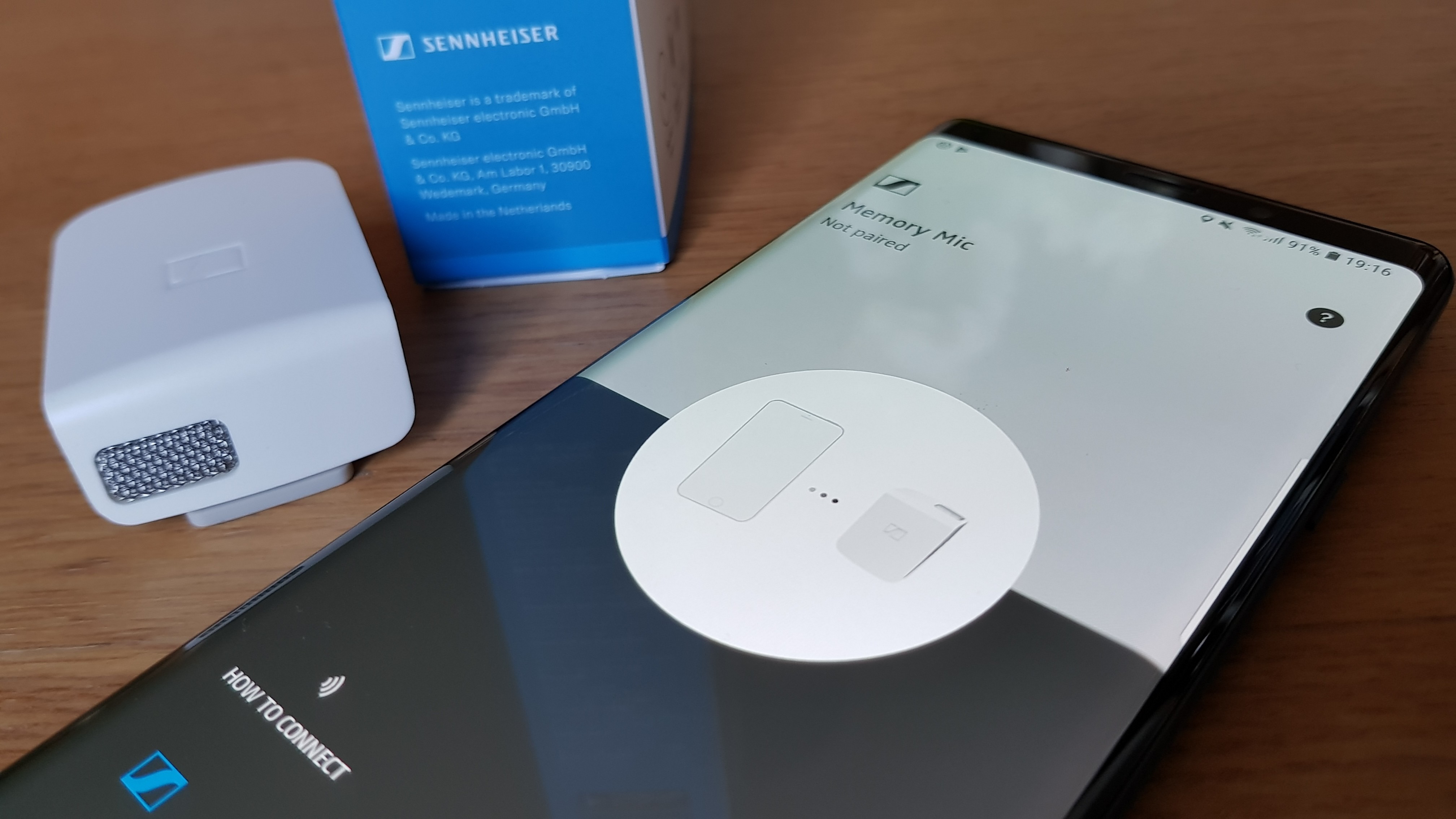 Le micro Bluetooth Sennheiser Memory Mic en compagnie d'un Samsung Galaxy Note 9. Le micro Bluetooth Sennheiser Memory Mic en compagnie d'un Samsung Galaxy Note 9.