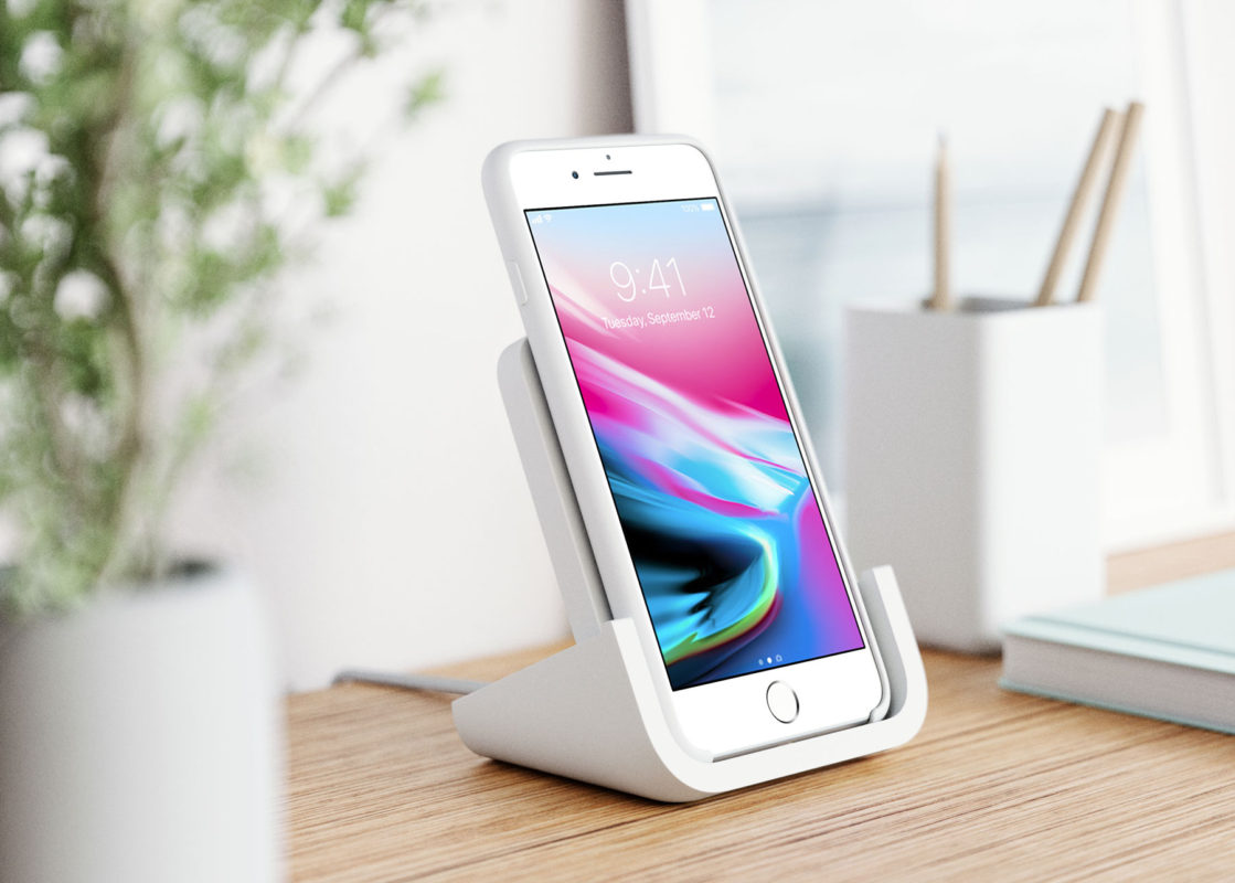 Le Logitech Powered Wireless Charging Stand en mode portrait.