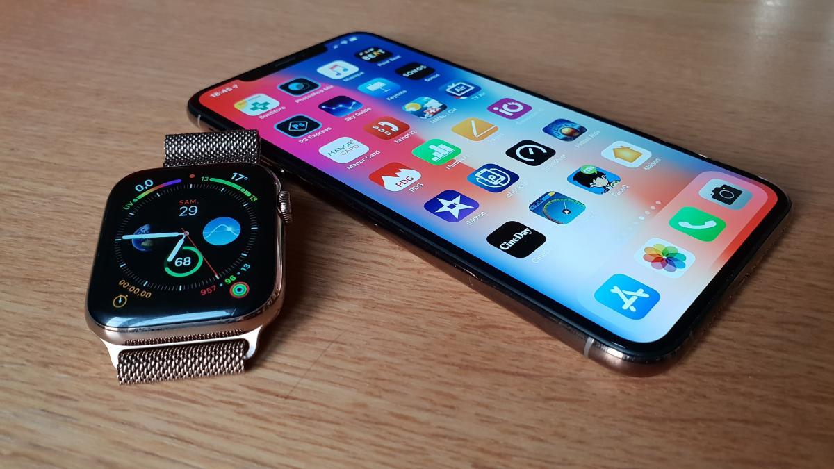L'Apple Watch series 4 et l'iPhone Xs Max. L'Apple Watch series 4 et l'iPhone Xs Max.