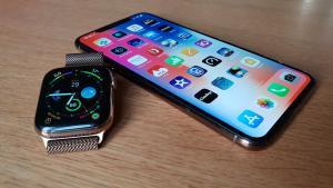 L'Apple Watch series 4 et l'iPhone Xs Max.
