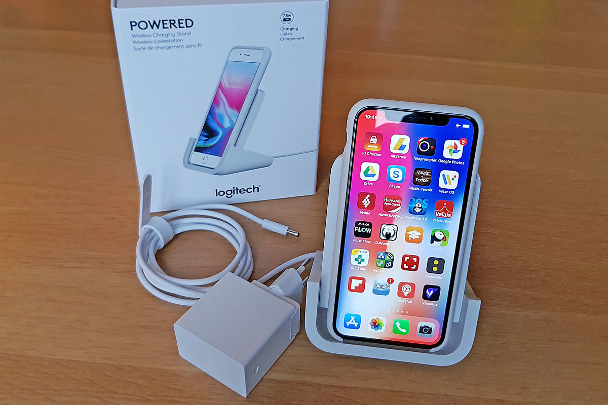 Le Logi Powered recharge un iPhone X.