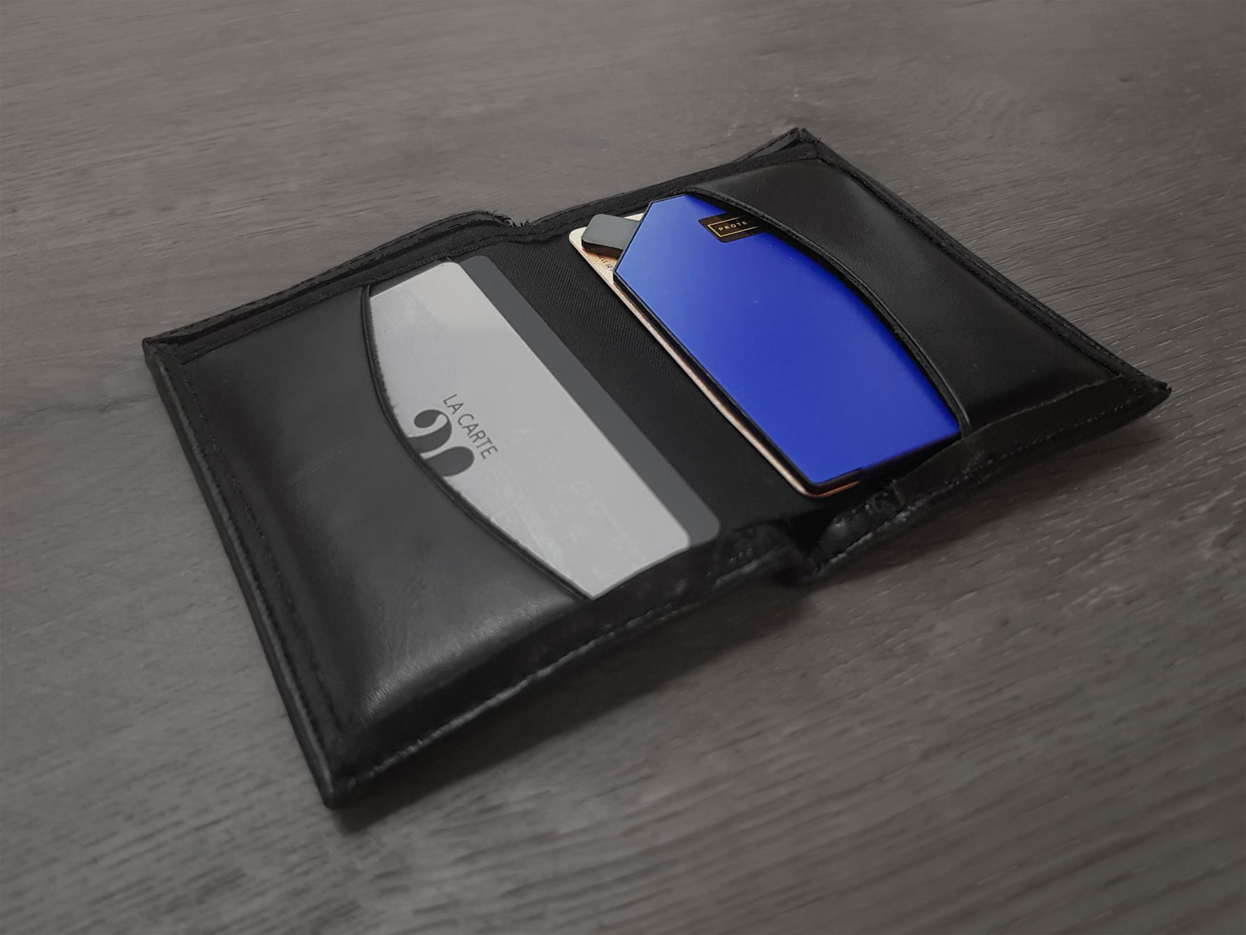 ProtecCard se glisse facilement dans le portefeuille ou le sac à main pour les protéger. ProtecCard se glisse facilement dans le portefeuille ou le sac à main pour les protéger.