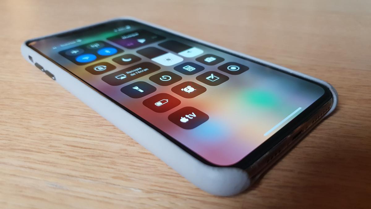 L’iPhone Xs Max dans son écrin de cuir. L’iPhone Xs Max dans son écrin de cuir.