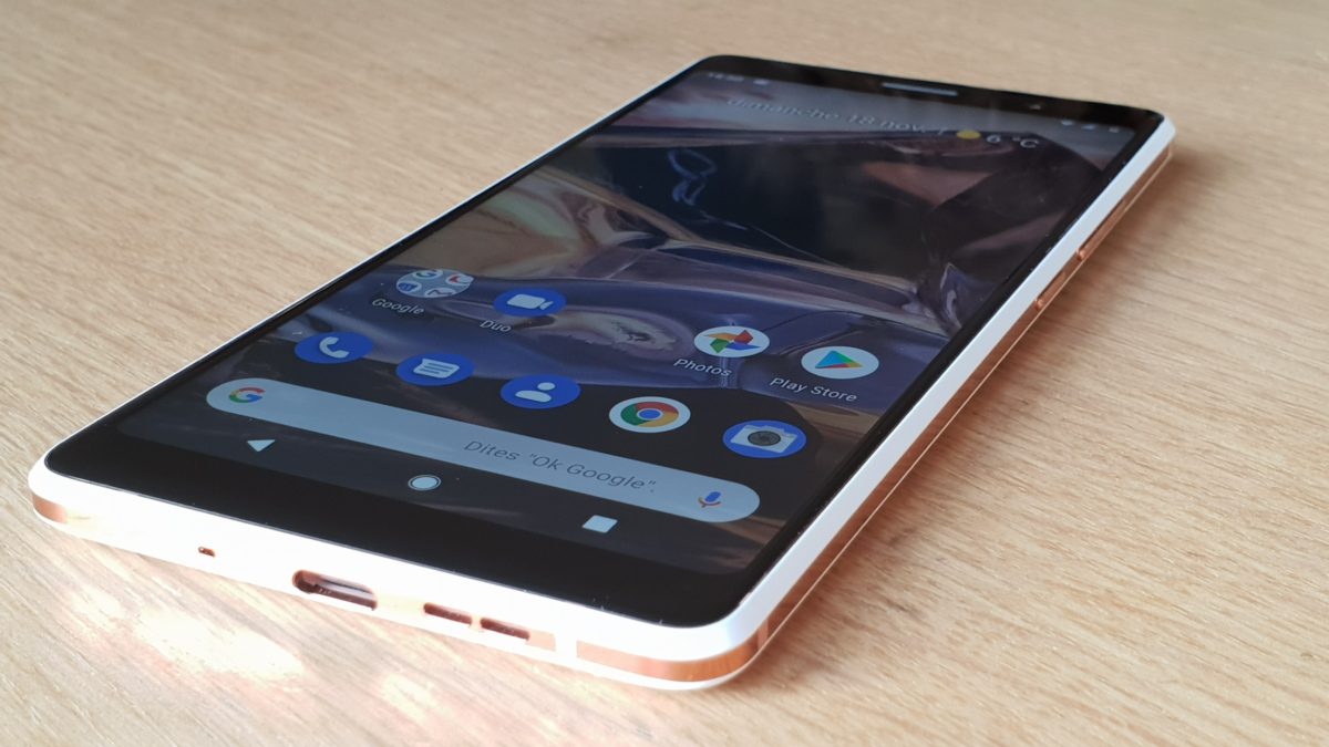 Le Nokia 7 Plus dans sa coque transparente. Le Nokia 7 Plus possède un écran de 6 pouces Full HD+.