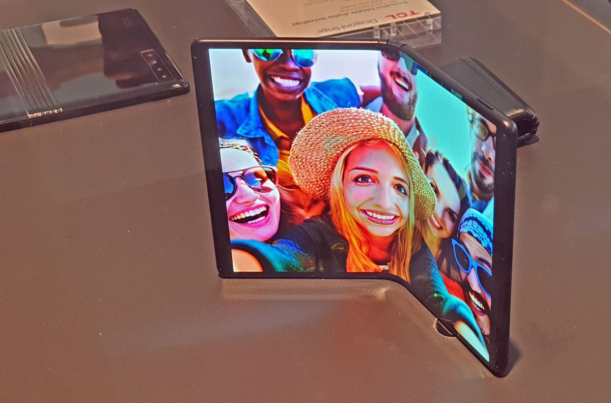 En vitrine, le prototype de smartphone pliable d'Alcatel (TCL). En vitrine, le prototype de smartphone pliable d'Alcatel (TCL).