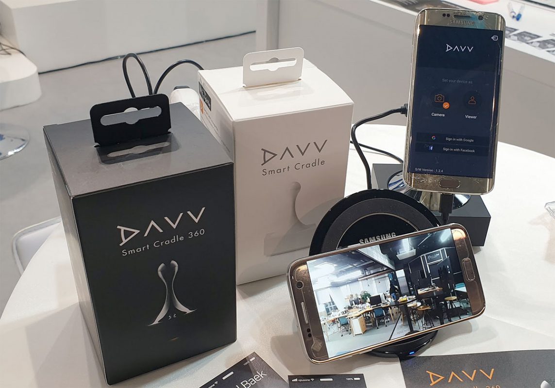Le support Davv pour transformer un smartphone en caméra de surveillance motorisée. Le support Davv pour transformer un smartphone en caméra de surveillance motorisée.