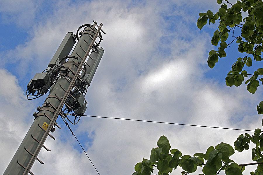 La téléphonie mobile est incontournable aujourd'hui. La téléphonie mobile est incontournable aujourd'hui.