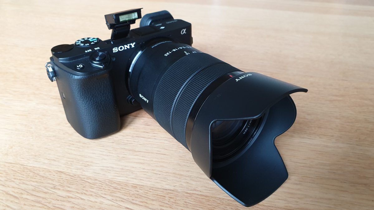 Le Sony Alpha 6400 avec mise au point automatique dans les yeux Le Sony Alpha 6400 avec mise au point automatique dans les yeux